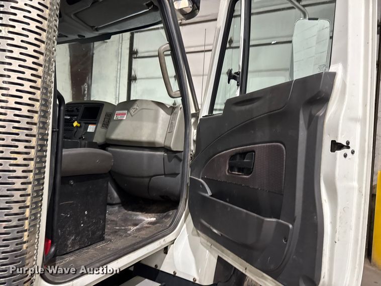 image for item EA2129 2016 International SF637 truck cab and chassis