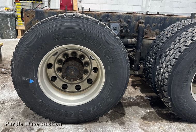 image for item EA2129 2016 International SF637 truck cab and chassis