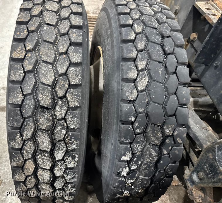 image for item EA2129 2016 International SF637 truck cab and chassis