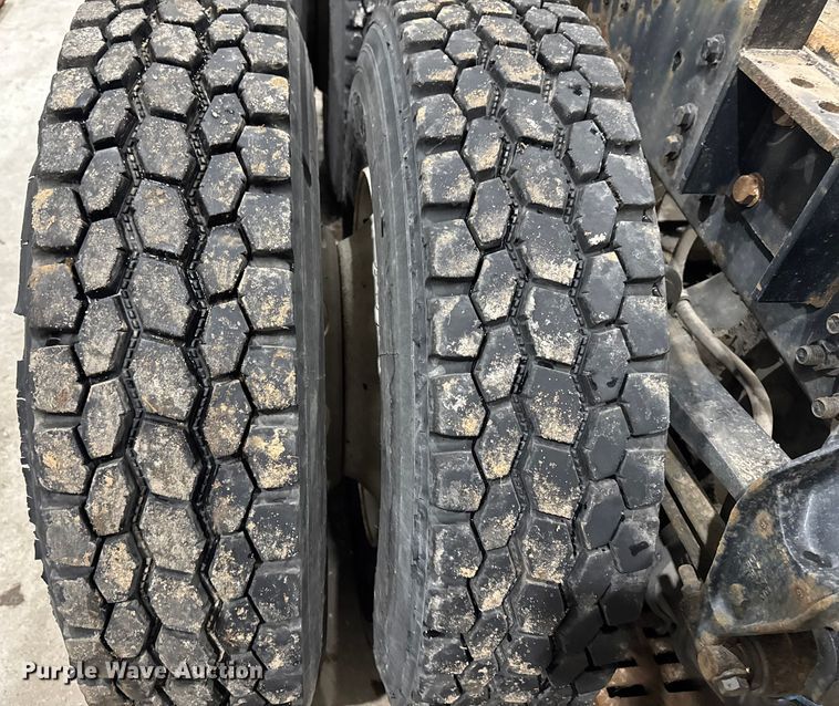 image for item EA2129 2016 International SF637 truck cab and chassis