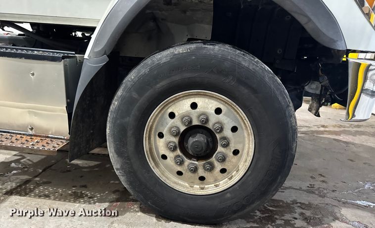 image for item EA2129 2016 International SF637 truck cab and chassis