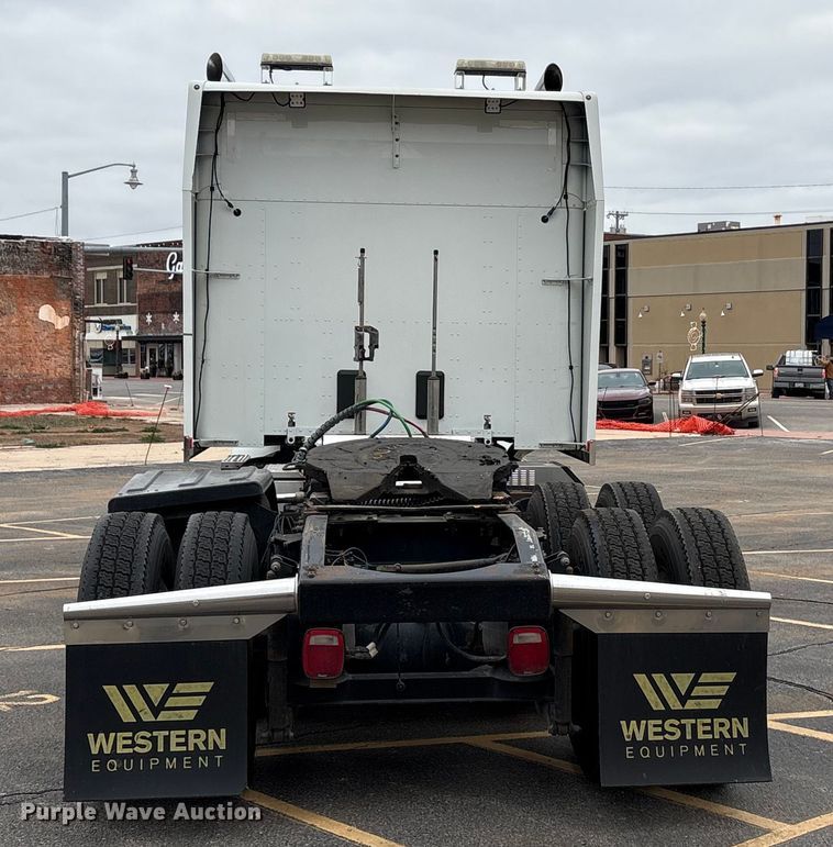 image for item EA7873 2016 Peterbilt 579 semi truck