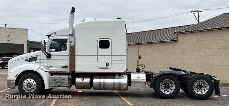 image for item EA7873 2016 Peterbilt 579 semi truck