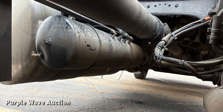 image for item EA7873 2016 Peterbilt 579 semi truck