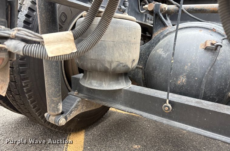 image for item EA7873 2016 Peterbilt 579 semi truck