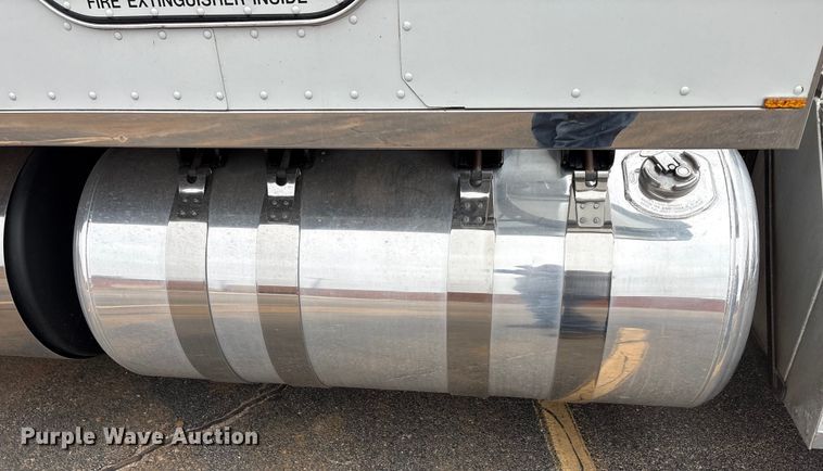 image for item EA7873 2016 Peterbilt 579 semi truck