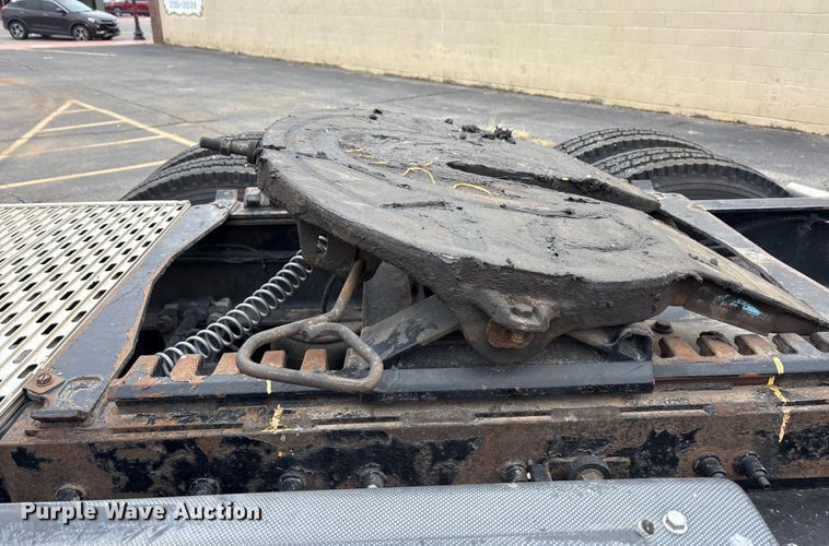 image for item EA7873 2016 Peterbilt 579 semi truck