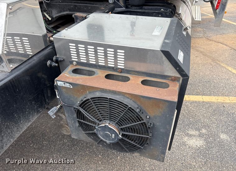 image for item EA7873 2016 Peterbilt 579 semi truck