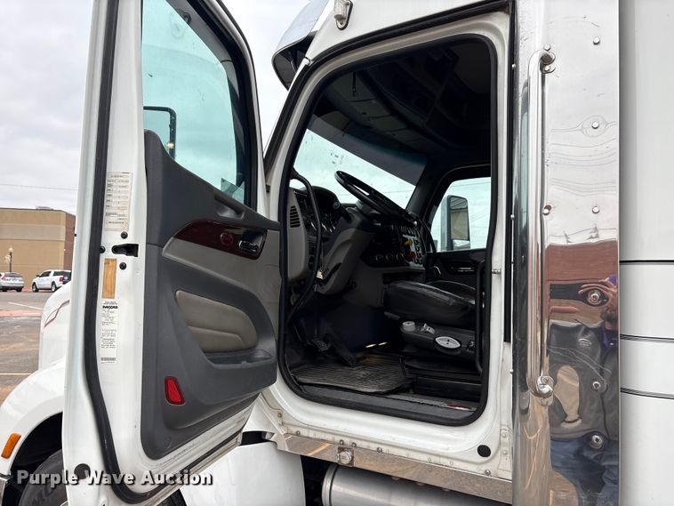 image for item EA7873 2016 Peterbilt 579 semi truck