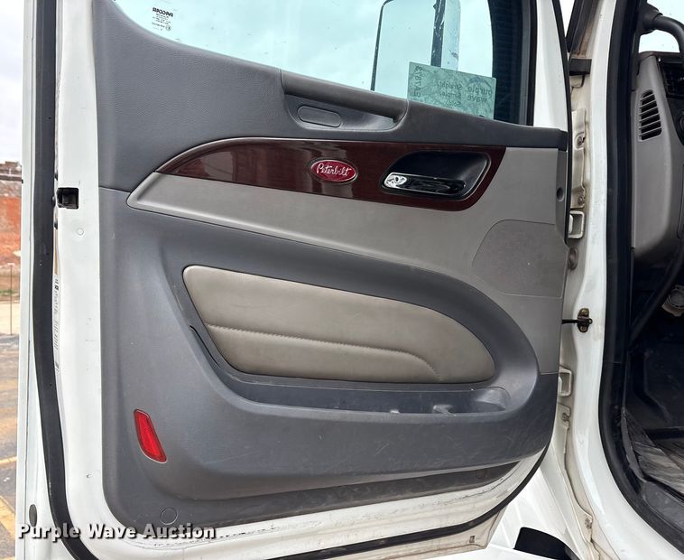 image for item EA7873 2016 Peterbilt 579 semi truck
