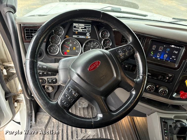 image for item EA7873 2016 Peterbilt 579 semi truck