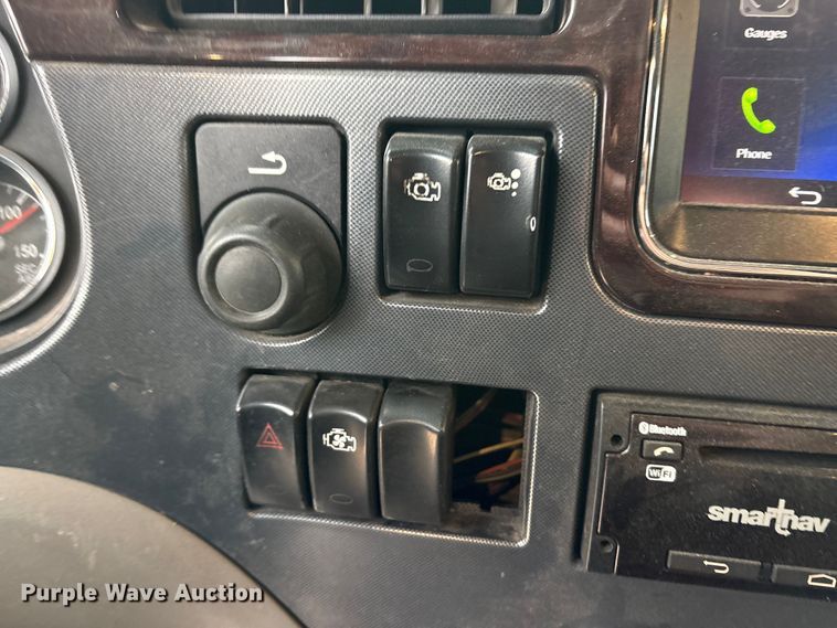 image for item EA7873 2016 Peterbilt 579 semi truck