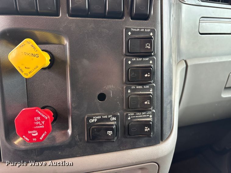 image for item EA7873 2016 Peterbilt 579 semi truck