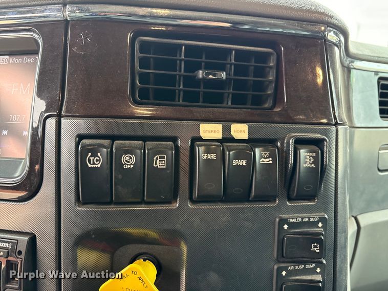 image for item EA7873 2016 Peterbilt 579 semi truck