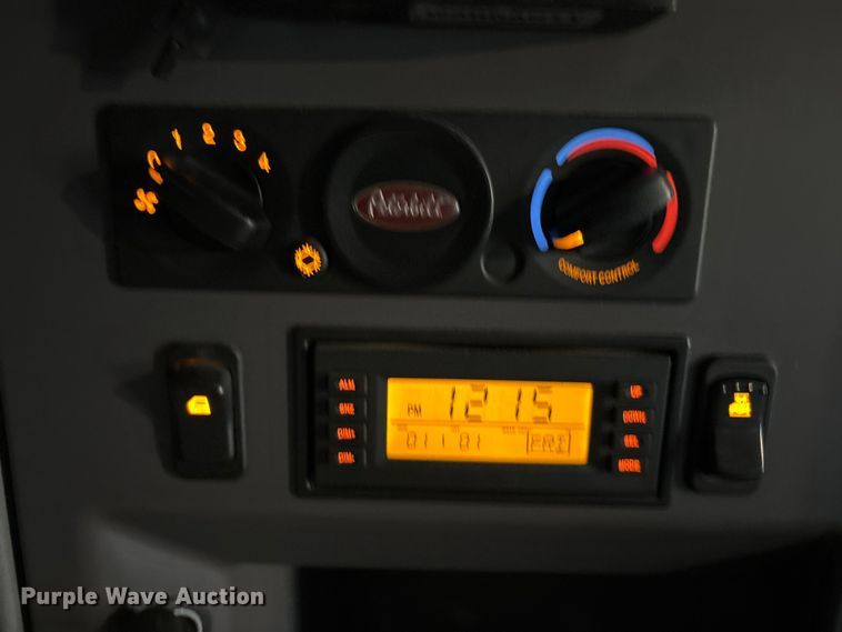 image for item EA7873 2016 Peterbilt 579 semi truck