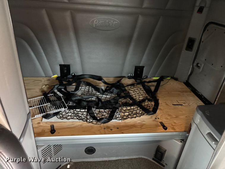 image for item EA7873 2016 Peterbilt 579 semi truck