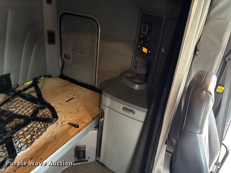 image for item EA7873 2016 Peterbilt 579 semi truck