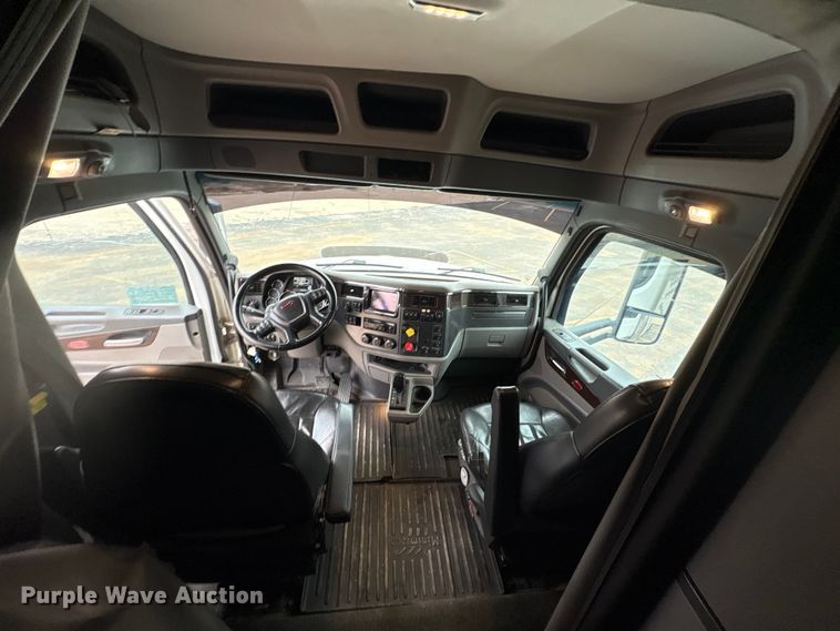 image for item EA7873 2016 Peterbilt 579 semi truck