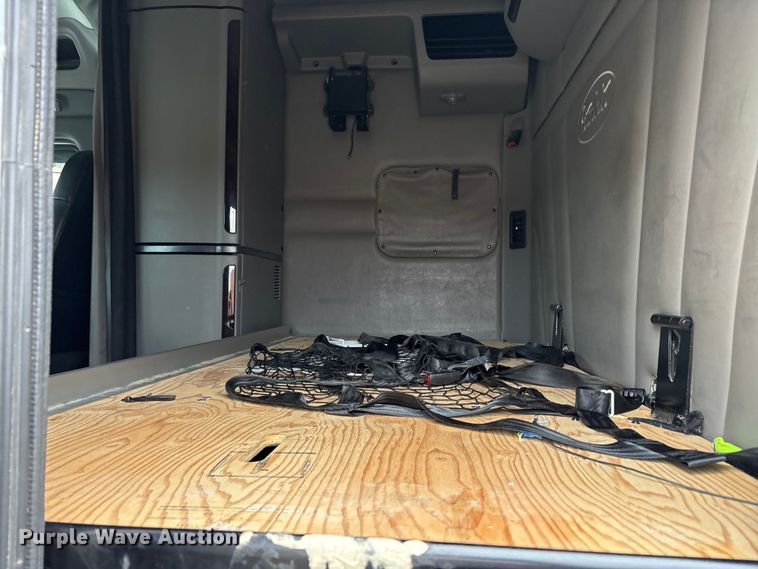 image for item EA7873 2016 Peterbilt 579 semi truck