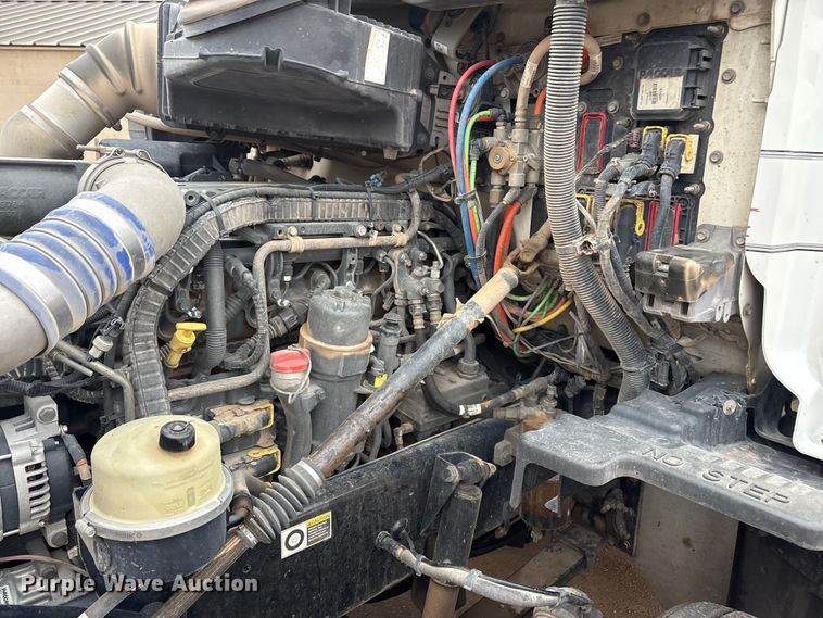 image for item EA7873 2016 Peterbilt 579 semi truck