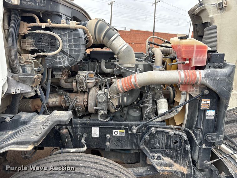 image for item EA7873 2016 Peterbilt 579 semi truck