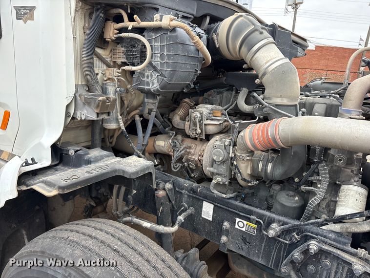 image for item EA7873 2016 Peterbilt 579 semi truck