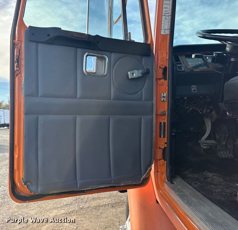 image for item EG1732 1998 Volvo Truck WG truck cab and chassis