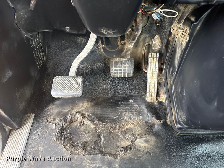 image for item EG1732 1998 Volvo Truck WG truck cab and chassis