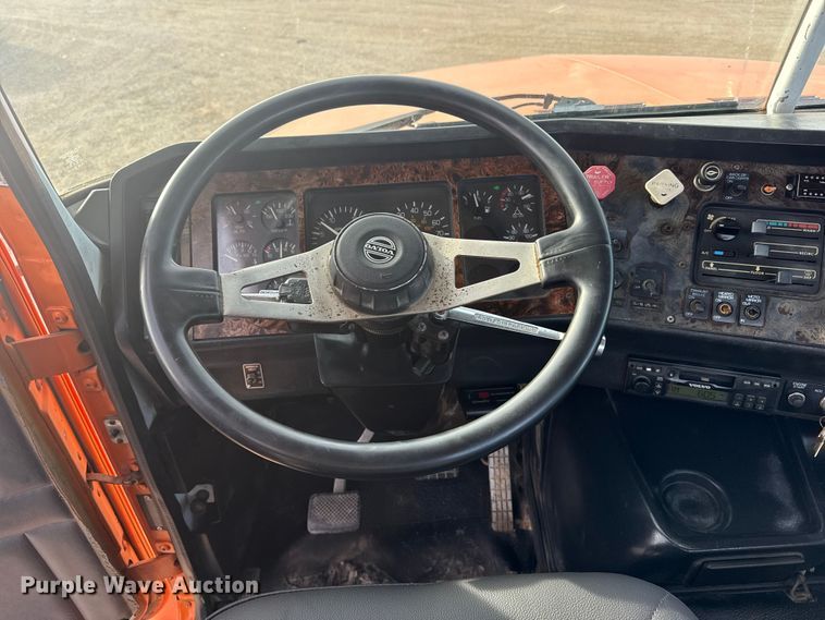 image for item EG1732 1998 Volvo Truck WG truck cab and chassis