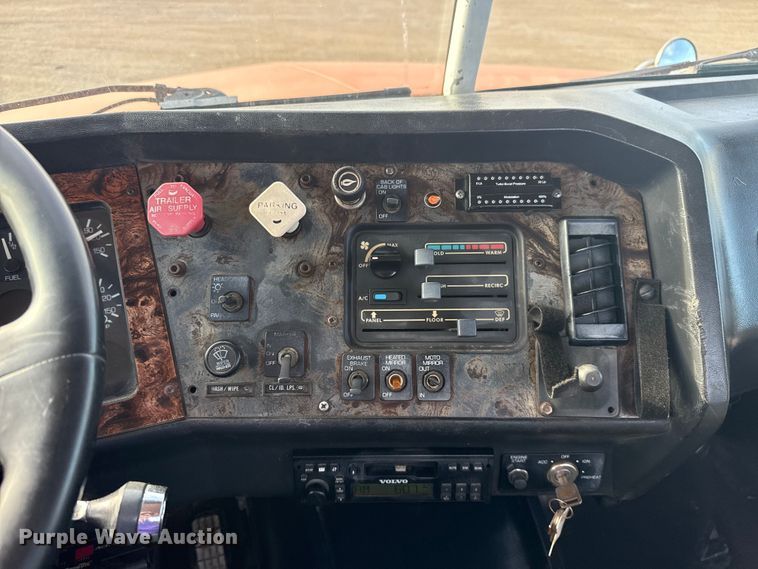 image for item EG1732 1998 Volvo Truck WG truck cab and chassis