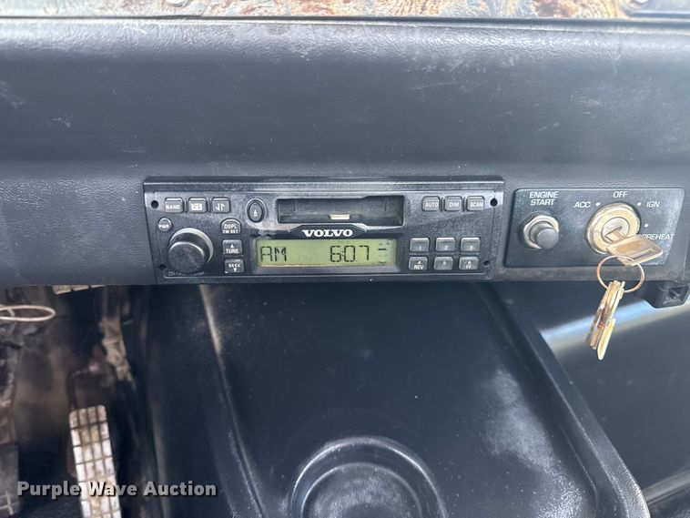 image for item EG1732 1998 Volvo Truck WG truck cab and chassis