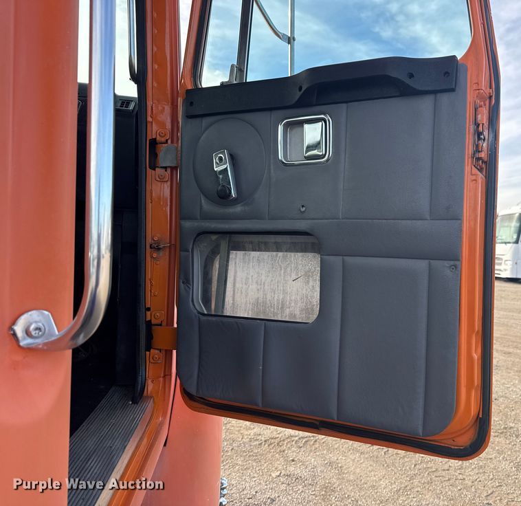 image for item EG1732 1998 Volvo Truck WG truck cab and chassis