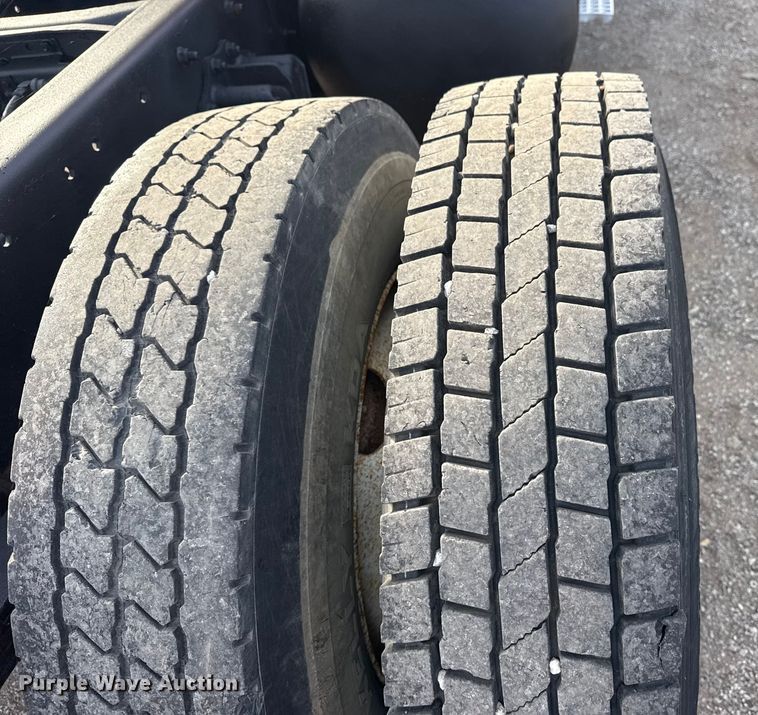 image for item EG1732 1998 Volvo Truck WG truck cab and chassis