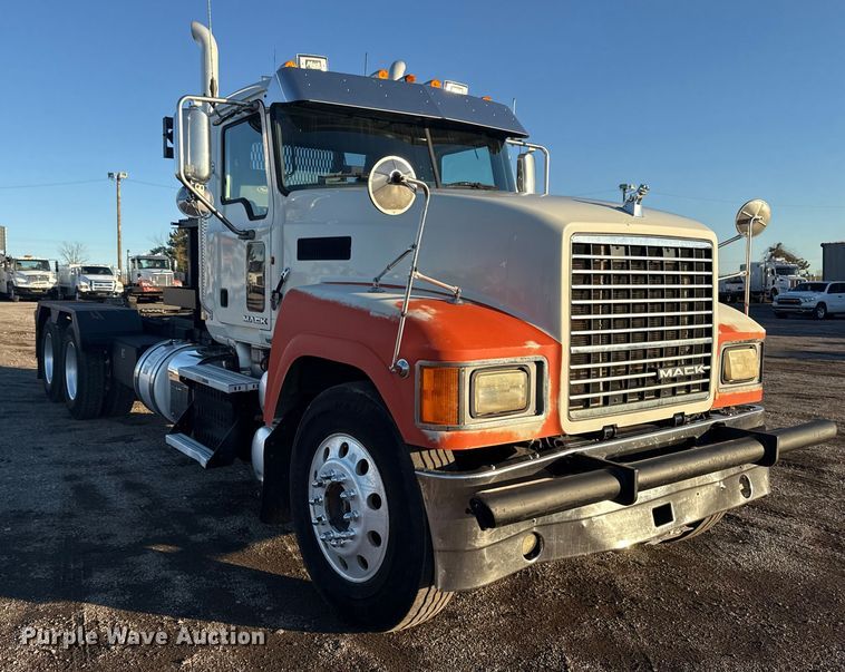 image for item EG1804 2011 Mack CHU614 semi truck