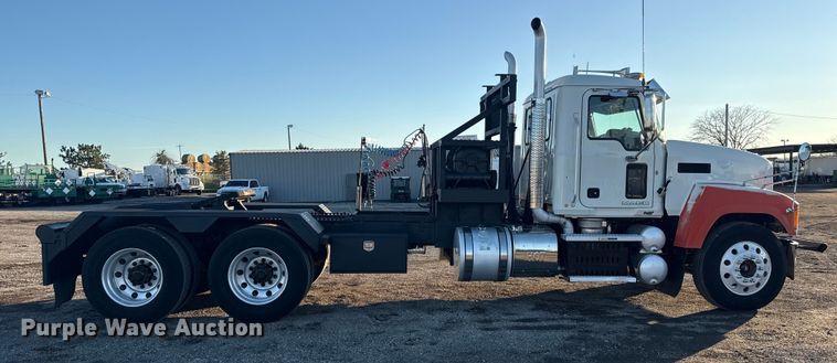 image for item EG1804 2011 Mack CHU614 semi truck