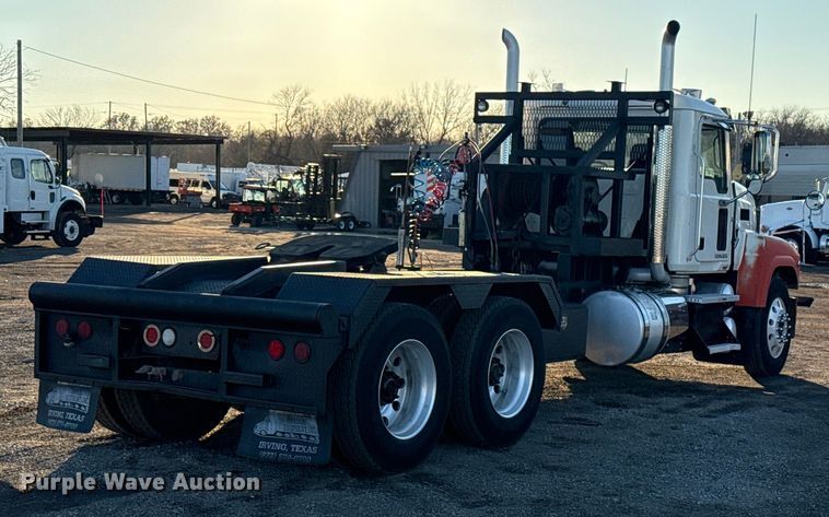 image for item EG1804 2011 Mack CHU614 semi truck