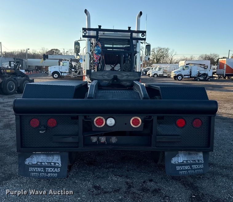 image for item EG1804 2011 Mack CHU614 semi truck