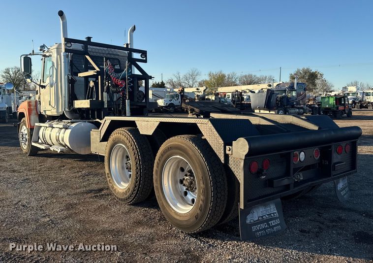 image for item EG1804 2011 Mack CHU614 semi truck