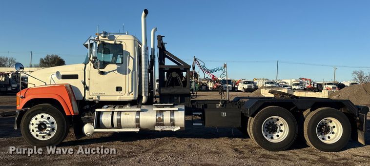 image for item EG1804 2011 Mack CHU614 semi truck
