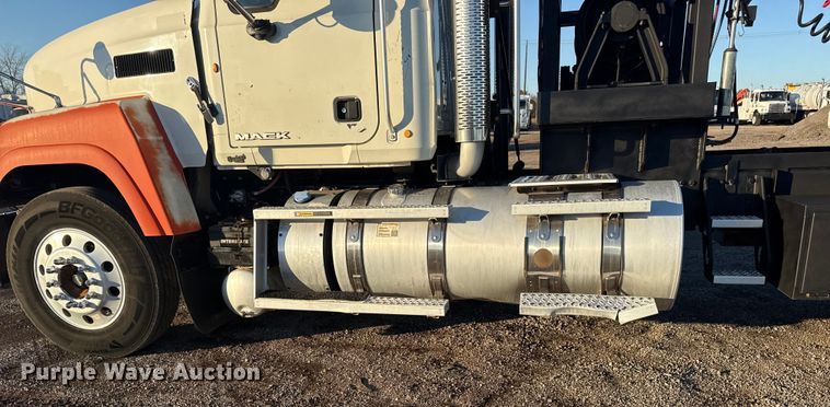 image for item EG1804 2011 Mack CHU614 semi truck