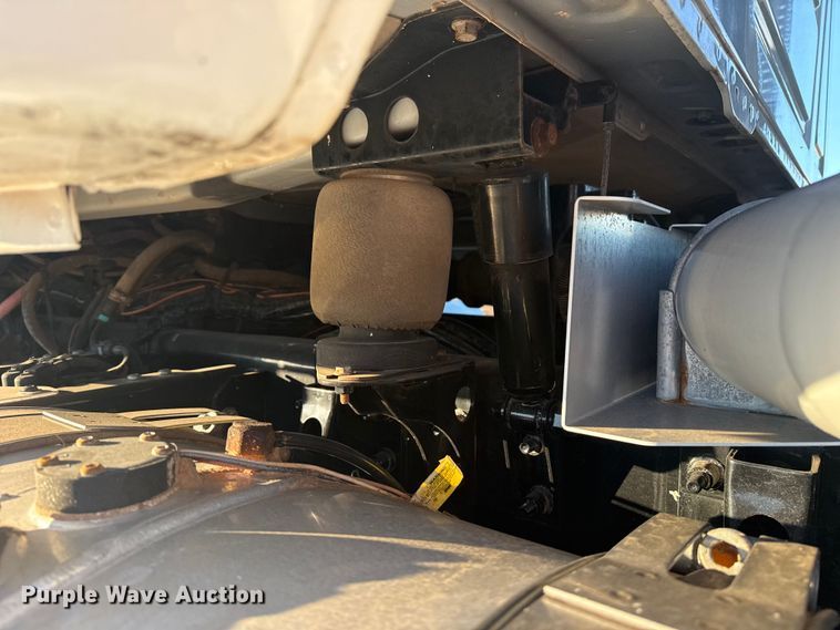 image for item EG1804 2011 Mack CHU614 semi truck