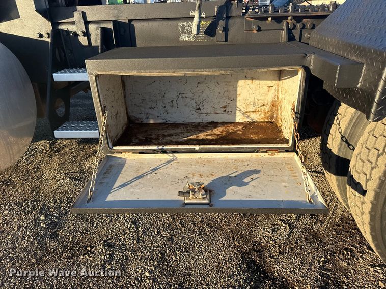 image for item EG1804 2011 Mack CHU614 semi truck