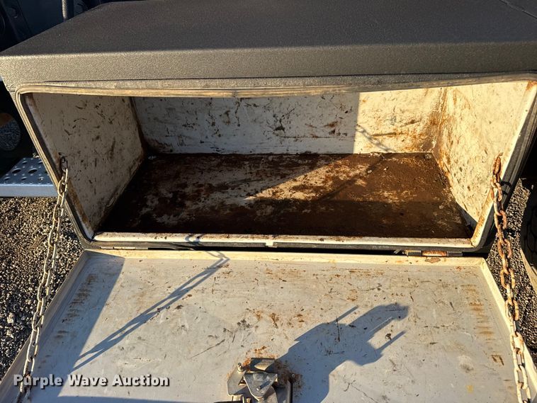 image for item EG1804 2011 Mack CHU614 semi truck