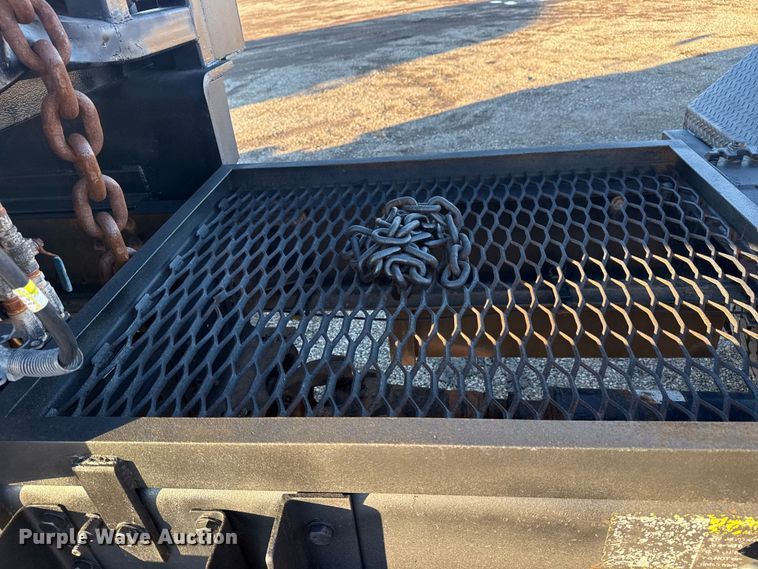 image for item EG1804 2011 Mack CHU614 semi truck