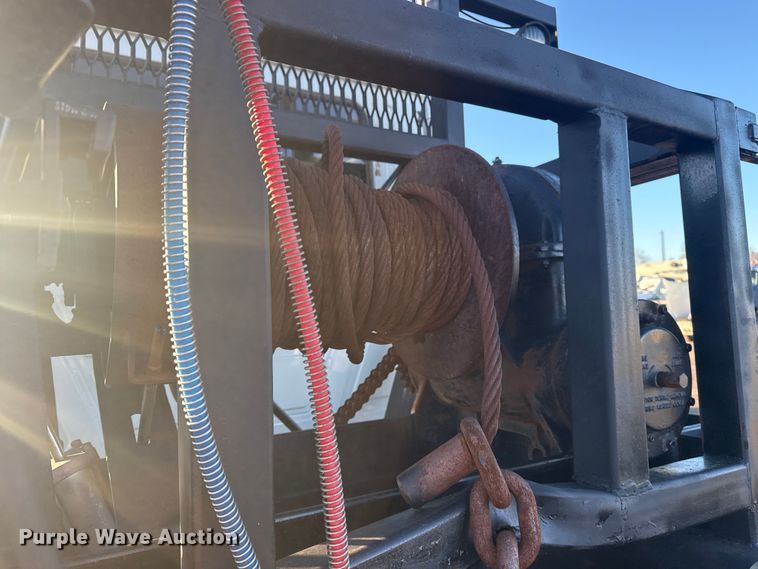 image for item EG1804 2011 Mack CHU614 semi truck