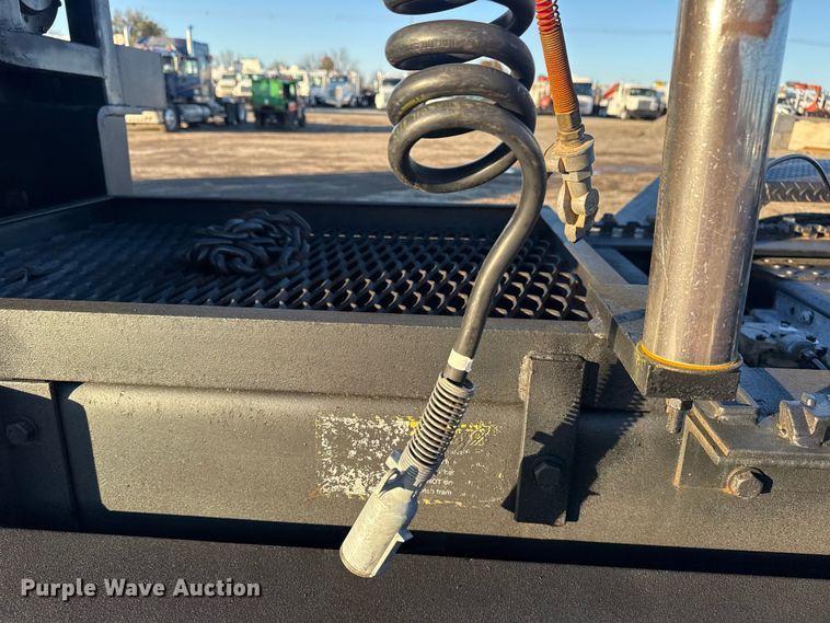 image for item EG1804 2011 Mack CHU614 semi truck