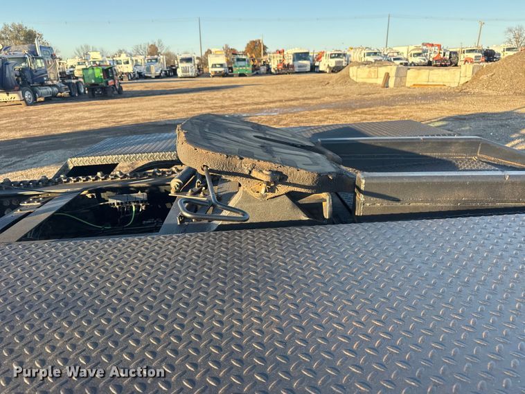 image for item EG1804 2011 Mack CHU614 semi truck