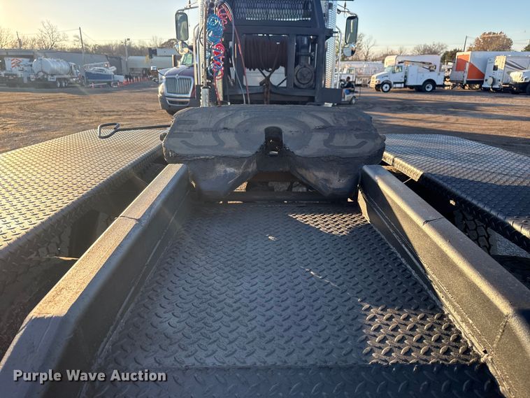 image for item EG1804 2011 Mack CHU614 semi truck