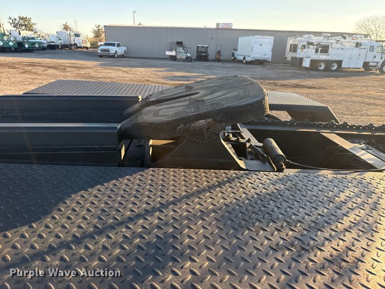 image for item EG1804 2011 Mack CHU614 semi truck