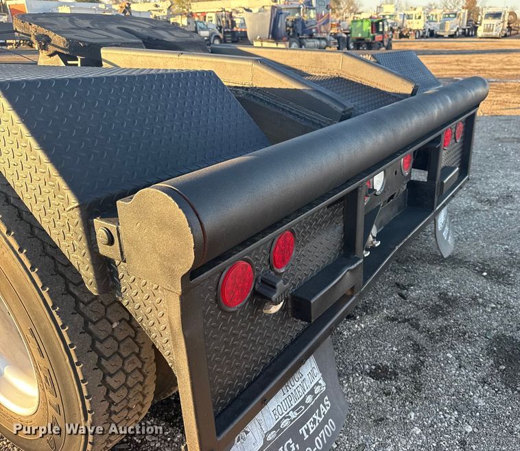 image for item EG1804 2011 Mack CHU614 semi truck